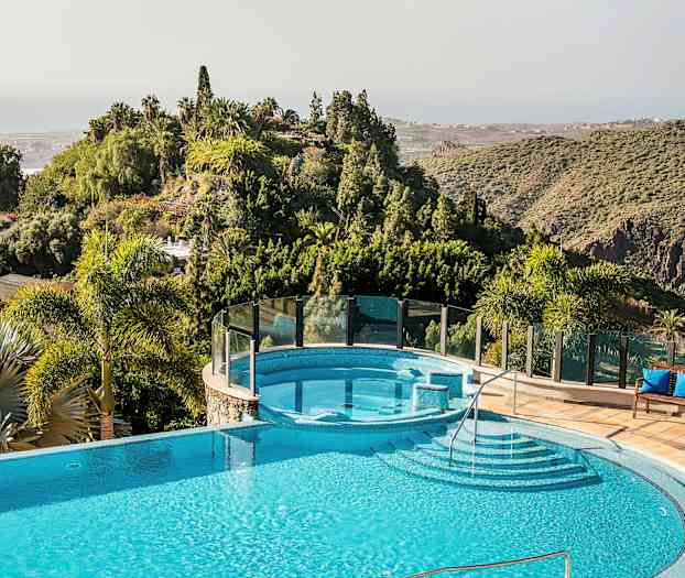 Utsikt over et basseng omgitt av frodig vegetasjon og daler. (AI-generert tekst)