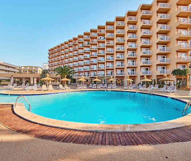 Utendørs basseng foran et leilighetshotell. (AI-generert tekst)