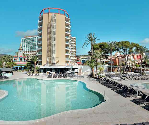 Bassengområde med solsenger og en moderne hotellbygning i bakgrunnen. (AI-generert tekst)