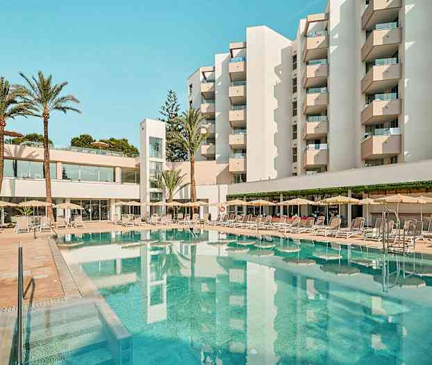 Et hotell med balkonger rundt et basseng med solsenger og parasoller. (AI-generert tekst)