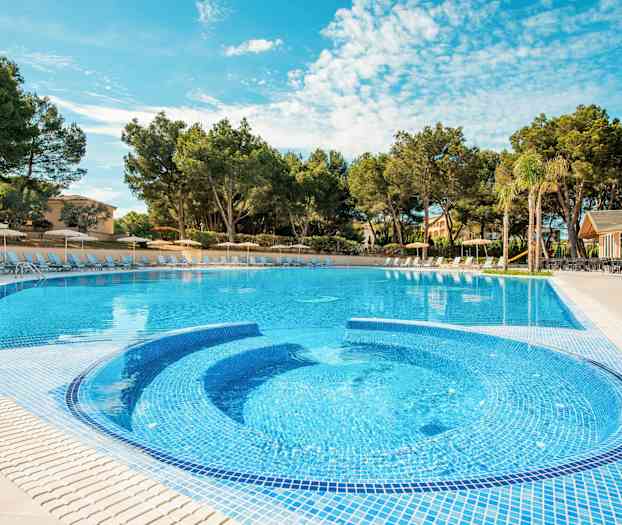 Utendørs svømmebasseng omgitt av solsenger og trær. (AI-generert tekst)