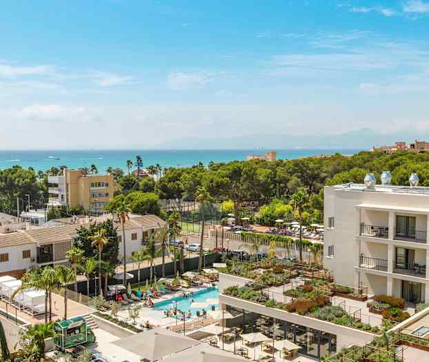 Bilde av en hotellbygning med basseng og grønne trær i bakgrunnen, samt blå himmel. (AI-generert tekst)