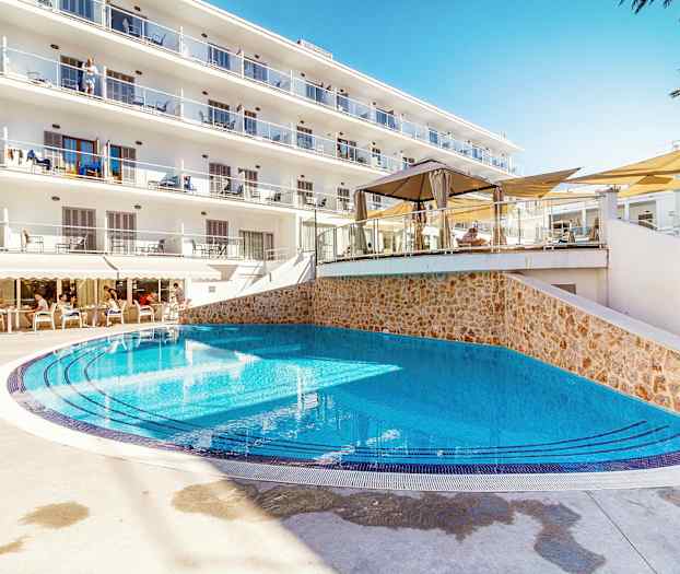 Utendørsbasseng ved hotell med solsenger og balkonger. (AI-generert tekst)