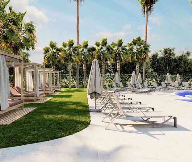 Et bassenganlegg omgitt av solsenger, parasoller og palmer. (AI-generert tekst)