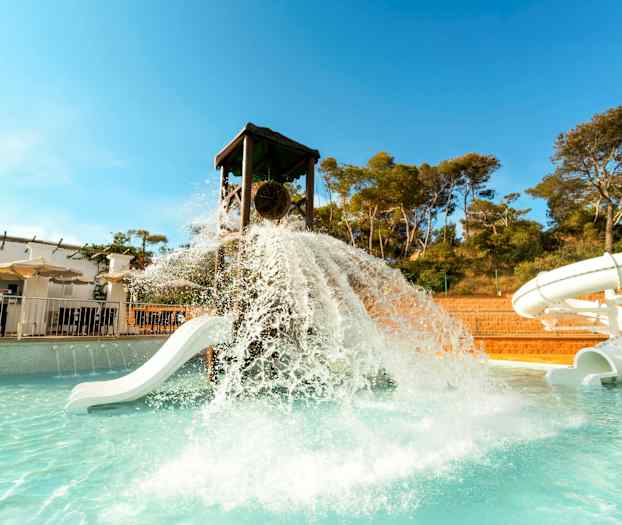 En vannlekeplass med sklier og fossefall. (AI-generert tekst)