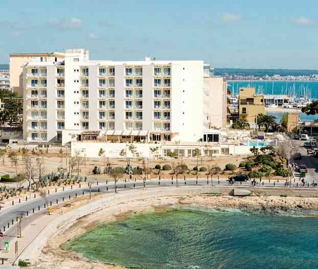 Et hotell ved stranden med utsikt over havet. (AI-generert tekst)