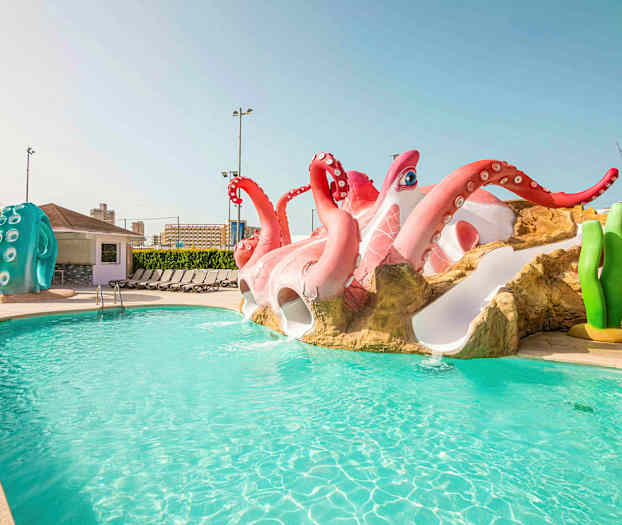 Bassengområde med en fargerik blekksprutformet vannsklie. (AI-generert tekst)