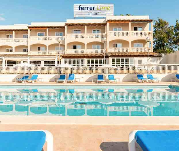 Et utendørsbasseng omgitt av solsenger med blå puter foran en bygning med balkonger. (AI-generert tekst)