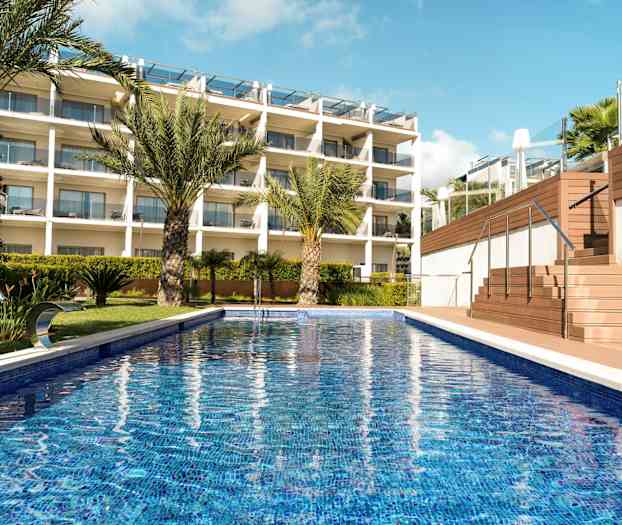 Bilde av et utendørsbasseng med palmer og en moderne bygning i bakgrunnen. (AI-generert tekst)