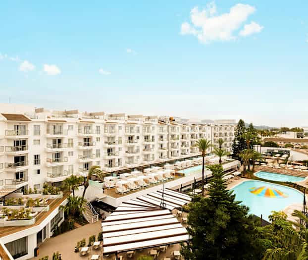 Bilde av et hotell med bassengområde og solsenger. (AI-generert tekst)