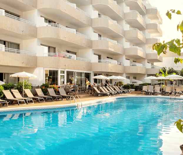 Bilde av et hotell med balkonger, basseng og solsenger. (AI-generert tekst)