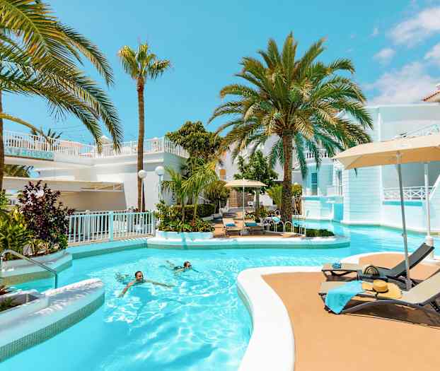 Et basseng med palmer og solsenger i nærheten. (AI-generert tekst)