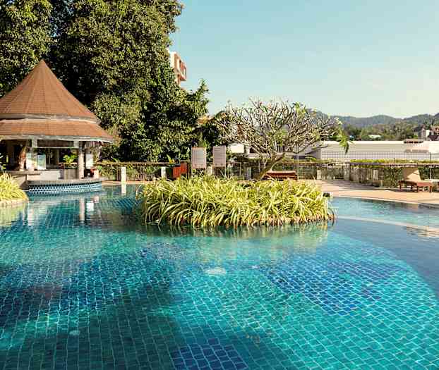 Bassengområde med en øy med planter og en tak med hagemøbler. (AI-generert tekst)