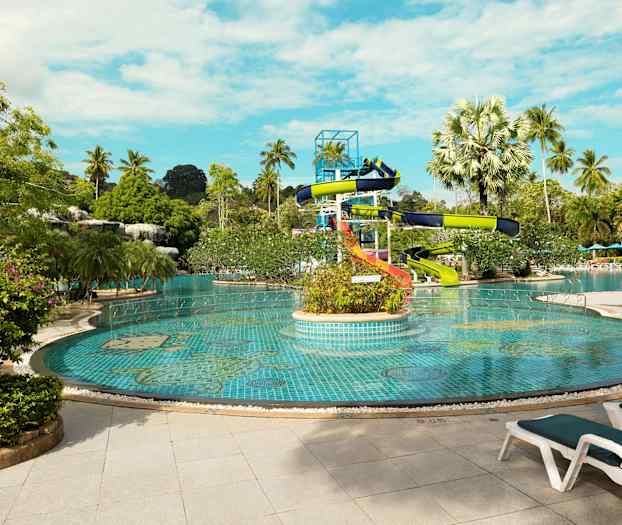 Utendørsbasseng med vannsklier omgitt av palmer. (AI-generert tekst)