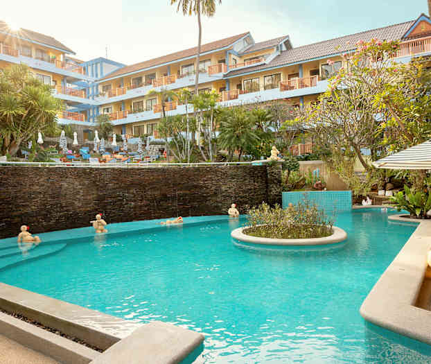 Hotell med bassengområde med solsenger og parasoller. (AI-generert tekst)