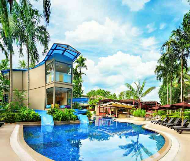 En moderne bygning omgitt av palmer og solsenger ved et svømmebasseng. (AI-generert tekst)