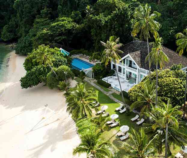 Villa med svømmebasseng ved en skog ved sjøen. (AI-generert tekst)