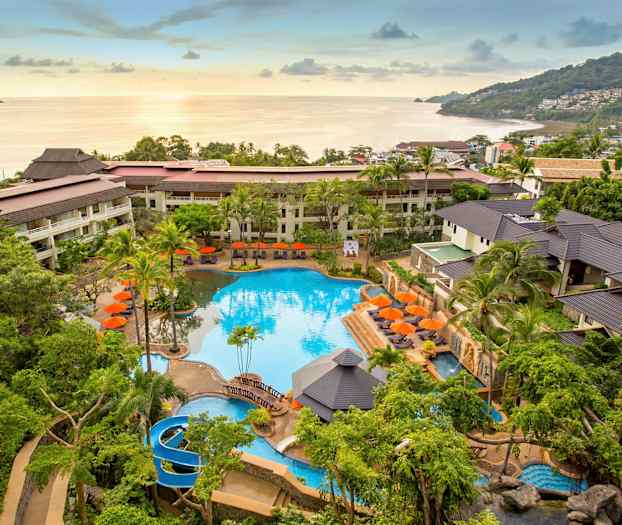 Hotellområde med basseng og omkringliggende hage, beliggende nær sjøen. (AI-generert tekst)