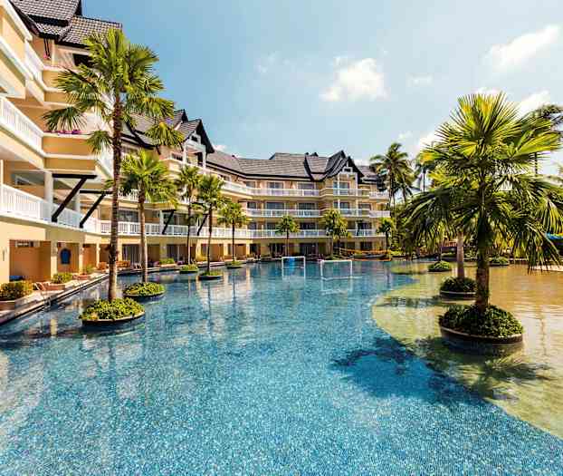 Hotell med stort basseng og palmer. (AI-generert tekst)