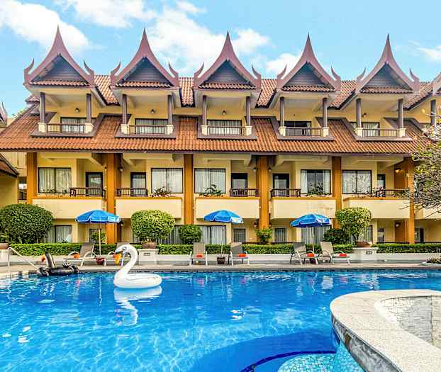 Et hotell med thailandske takdetaljer og et blått basseng foran, inkludert en oppblåsbar svane. (AI-generert tekst)