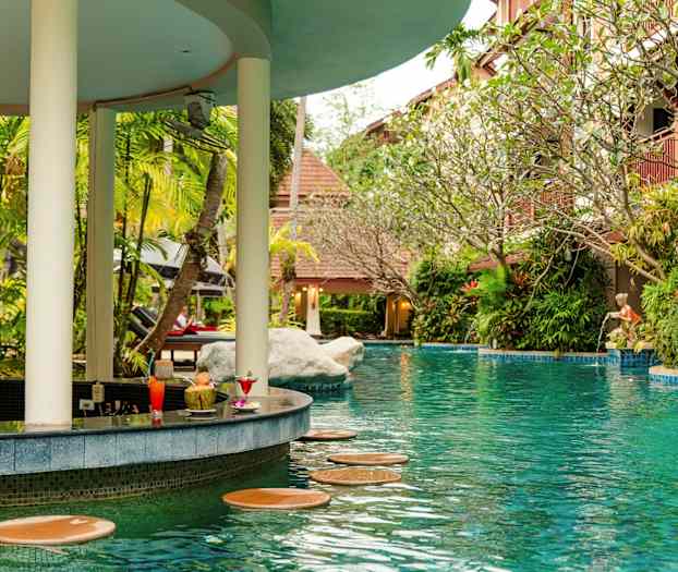 Et basseng med et barområde omgitt av grøntområder. (AI-generert tekst)