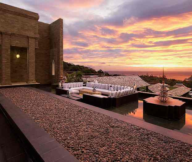 En uteterrasse med en sittegruppe og moderne dekorasjon i solnedgangens lys. (AI-generert tekst)