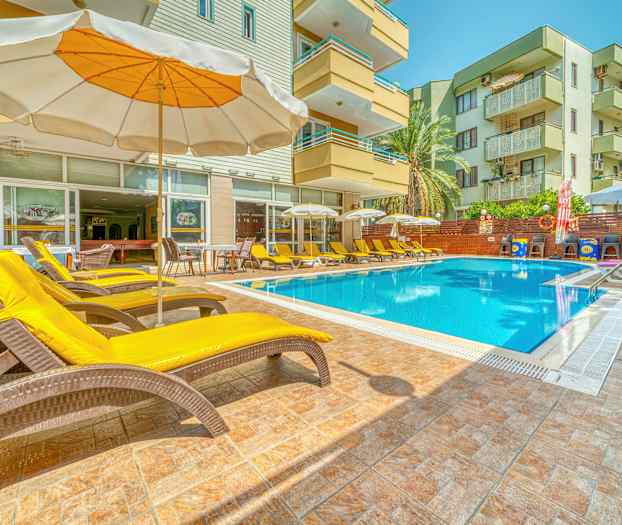 Utendørsbasseng med solsenger og parasoller ved et hotell. (AI-generert tekst)