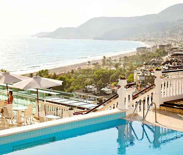 Et bilde av et basseng med utsikt over en strand og en by. (AI-generert tekst)