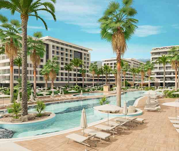 Hotellområde med basseng, solsenger og palmer. (AI-generert tekst)