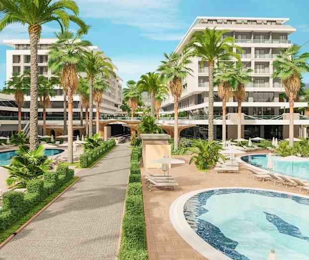 Hotellområde med bassenger, solsenger og omkringliggende grøntområder. (AI-generert tekst)