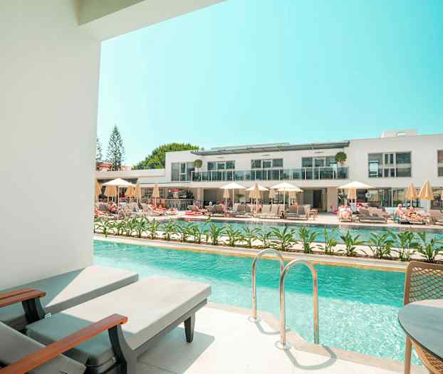 Privat bassengområde med utsikt over et moderne hotellkompleks. (AI-generert tekst)