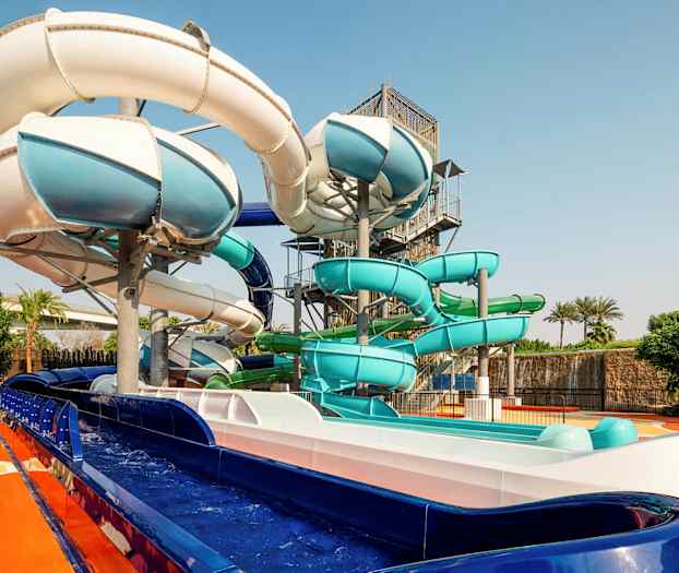 Bilde av vannsklier i ulike farger på et utendørsanlegg. (AI-generert tekst)