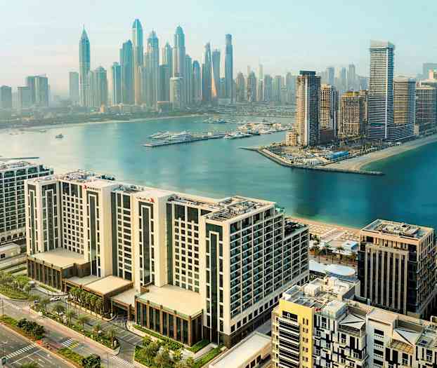 Byutsikt over moderne bygninger og en havn ved vannet. (AI-generert tekst)