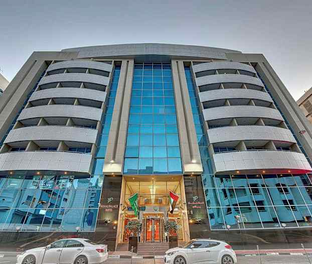 En moderne hotellbygning med flere etasjer og en glassfasade. (AI-generert tekst)