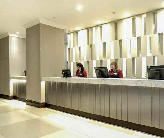 Resepsjon med moderne interiør og belysning. (AI-generert tekst)