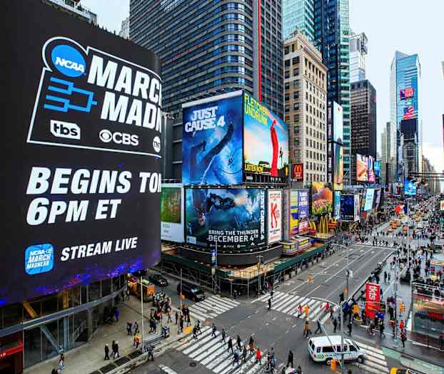 Et livlig bybilde med store digitale reklameskilt på fasader på Times Square i New York. (AI-generert tekst)