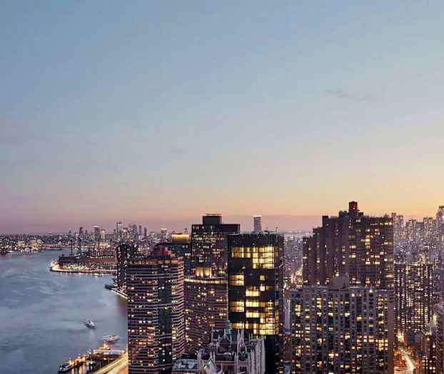 Utsikt over en by med flere høyhus og en elv i forgrunnen ved solnedgang. (AI-generert tekst)