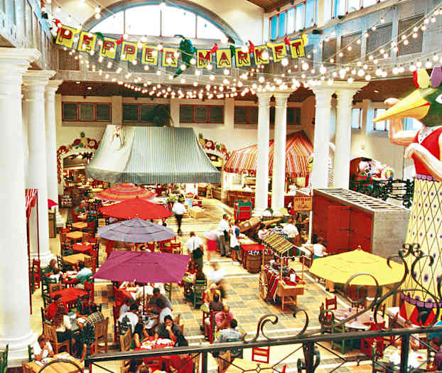 Et innendørsmarked med sitteplasser, fargerike parasoller og dekorasjoner, samt et skilt som sier 'Pepper Market'. (AI-generert tekst)