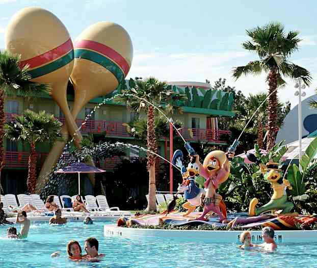 Bassengområde med palmer og tegneseriefigurer som dekorasjon. (AI-generert tekst)