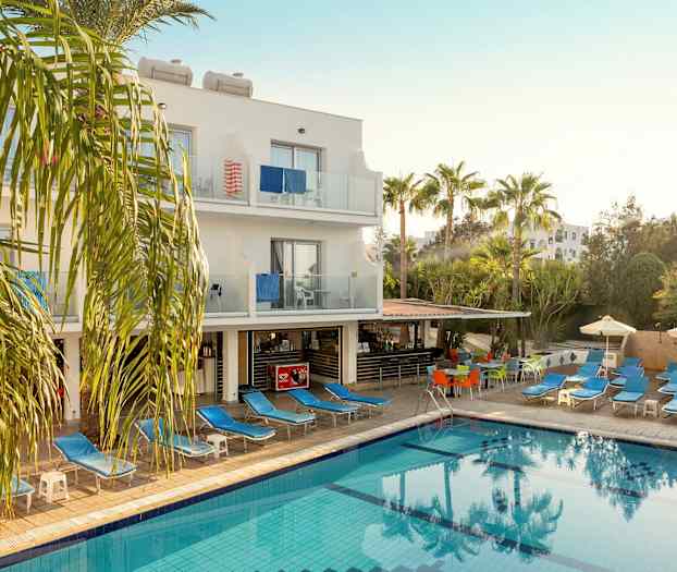 Utendørs bassengområde ved et hotell, med solsenger og parasoller. (AI-generert tekst)