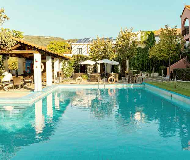 Bassengområde med omkringliggende bygninger og grøntområder. (AI-generert tekst)