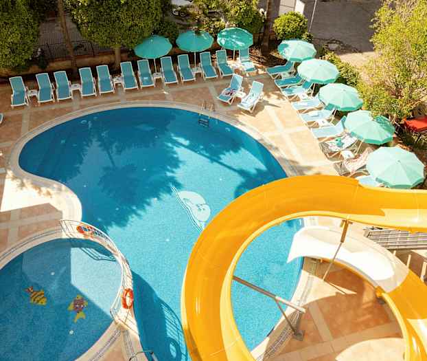 Et utendørsbasseng med solsenger, parasoller og en gul vannsklie. (AI-generert tekst)