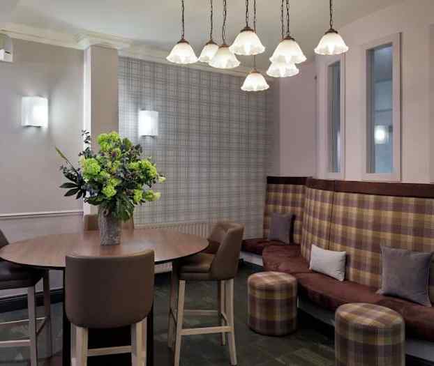 Lobby-lounge