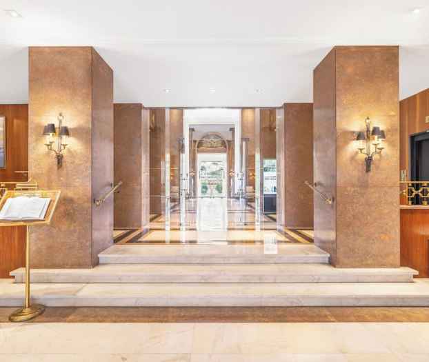 Lobby-lounge