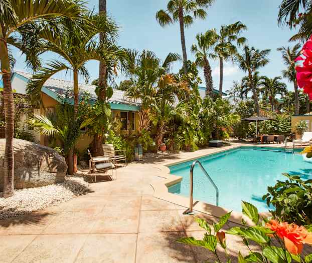 Nyt solen og avkjølende bad ved det hyggelige bassengområdet