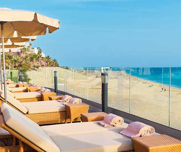 Her kan du slappe av på en solseng og nyte vakker utsikt over havet