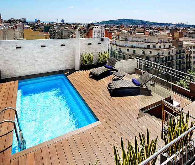 Hotellets takterrasse med et lite basseng