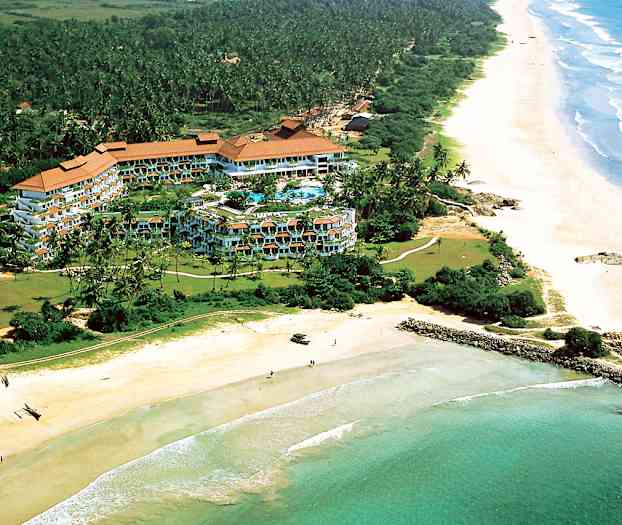 Stranden og Det indiske hav ligger rett utenfor hotellområdet