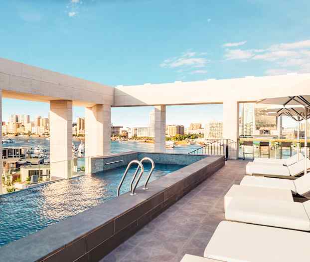 Takterrasse med basseng og bassengbar