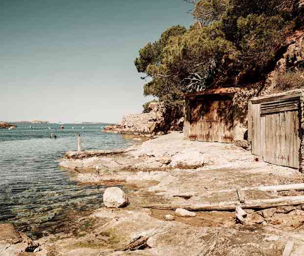 Stranden langs kysten utenfor hotellområdet